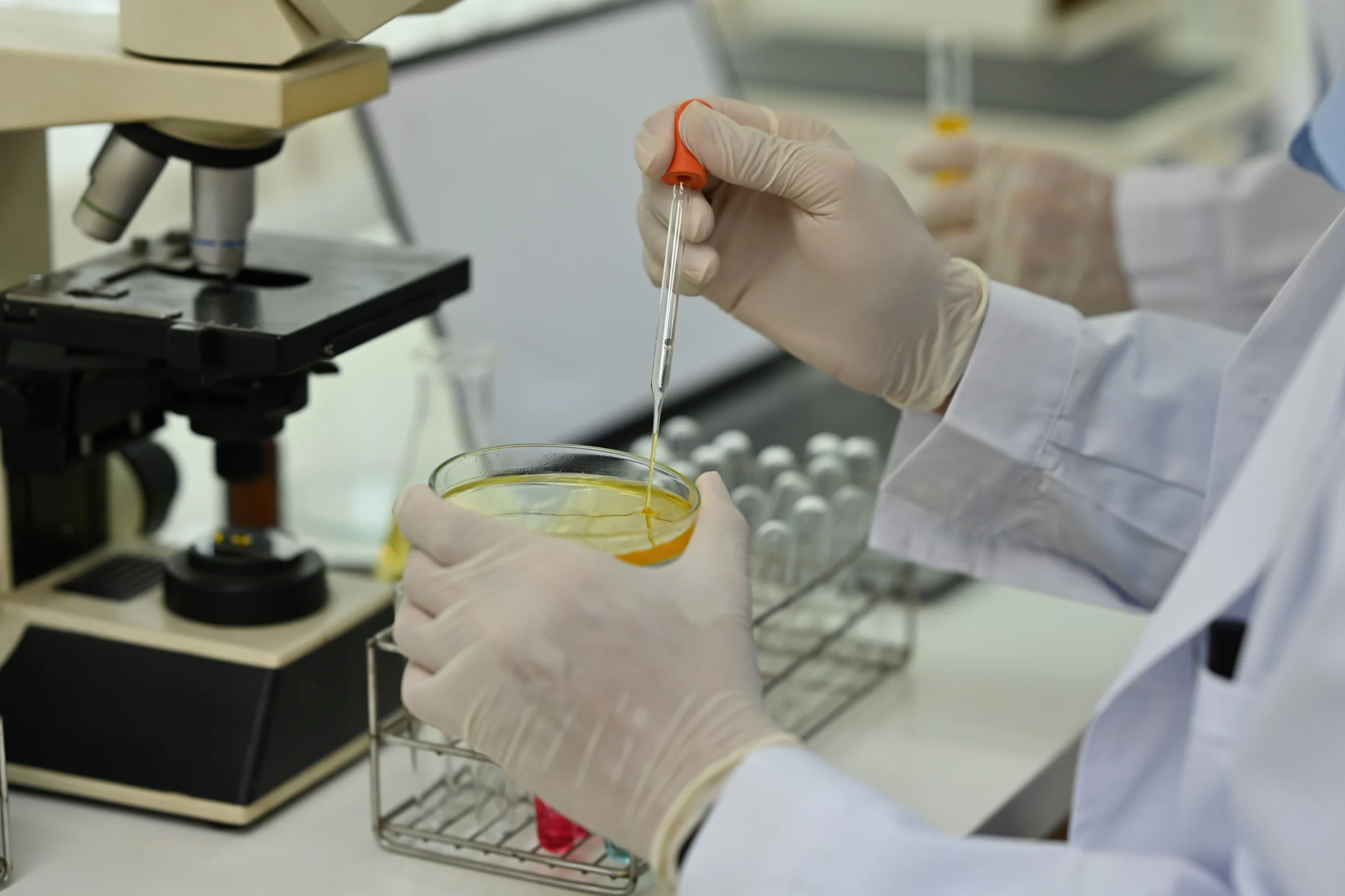 Profissional realizando análise técnica em laboratório