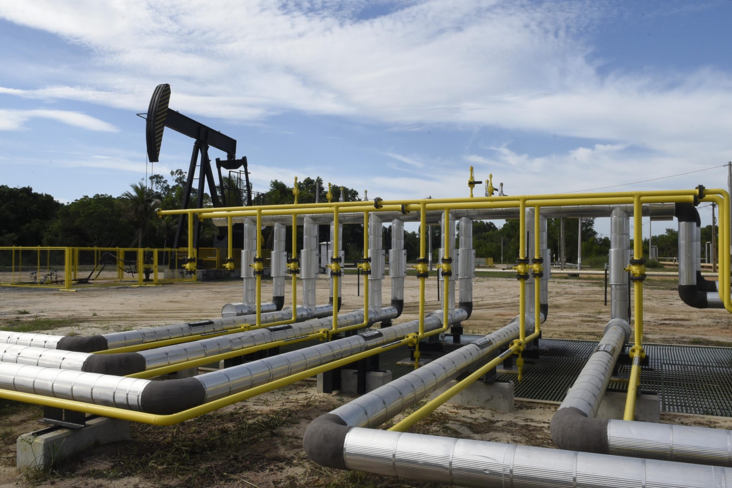 Infraestrutura de campo terrestre de petróleo.